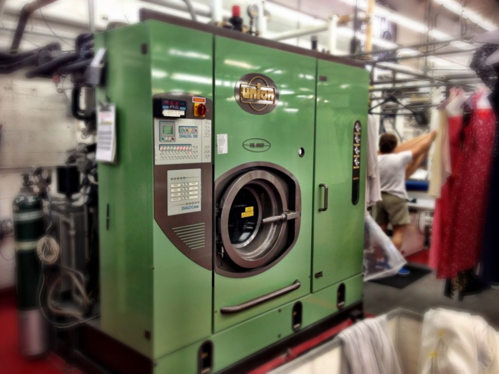 "Green" dry cleaning machine